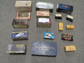 A SMALL SELECTION OF COLLECTABLE TOY CARS TO INCLUDE A BOXED DINKY TOYS BEDFORD II VAN