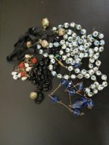 AN ASSORTED OF COSTUME JEWELLERY TO INCLUDE GLASS BEAD NECKLACES, EARRINGS ETC