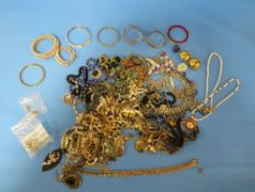 A TRAY OF ASSORTED COSTUME JEWELLERY TO INCLUDE PENDANT, NECKLACES ETC