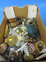 A SMALL TRAY OF COLLECTABLES TO INCLUDE DINKY