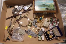 A TRAY OF ASSORTED COLLECTABLE'S TO INCLUDE WRIST WATCHES AND A MAGNIFYING GLASS