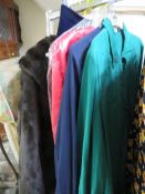 A SELECTION OF VINTAGE CLOTHING TO INCLUDE A FAUX FUR JACKET , FUR STOLES TOGETHER WITH A VINTAGE