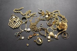 A QUANTITY OF YELLOW METAL JEWELLERY ITEMS