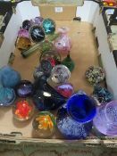 A TRAY OF ASSORTED GLASS WARE TO INCLUDE PAPER WEIGHTS TO INCLUDE CAITHNESS EXAMPLES