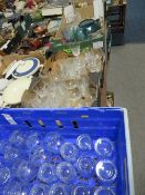 A QUANTITY OF ASSORTED GLASS WARE TO INCLUDE A BLUE GLASS DIMPLE EFFECT VASE, DRINKING GLASS ETC