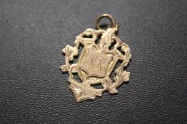AN ORNATE HALLMARKED 9 CARAT GOLD FOB, DATED 1921 approx weight 3.2g