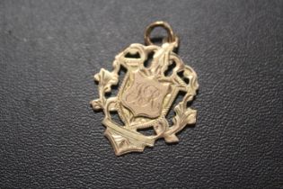 AN ORNATE HALLMARKED 9 CARAT GOLD FOB, DATED 1921 approx weight 3.2g