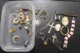 A QUANTITY OF VINTAGE JEWELLERY TO INCLUDE SILVER EXAMPLES