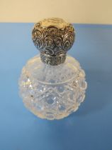 A CHESTER HALLMARKED SILVER TOP SCENT BOTTLE (NO STOPPER)