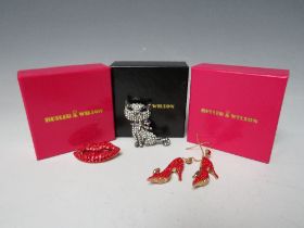 A BUTLER & WILSON SMALL RED LIPS BROOCH W 4 cm, TOGETHER WITH A PAIR OF 'DOROTHY' RED SHOES EARRINGS