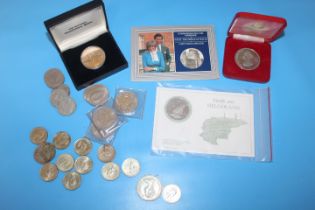 A BOX OF COLLECTORS COINS AND MEDALS, INCLUDING 11 £2 COINS