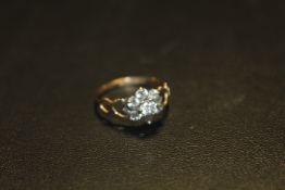 A HALLMARKED 9CT GOLD CLUSTER RING