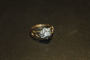 A HALLMARKED 9CT GOLD CLUSTER RING