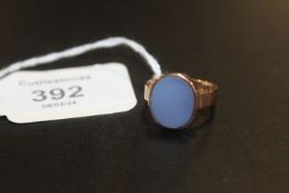 A HALLMARKED 9 CARAT GOLD POLISHED STONE RING approx weight 3.7g