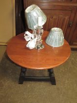 A SMALL OAK OCCASIONAL TABLE PLUS A PAIR OF LAMPS