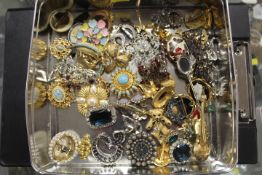 A TRAY OF ASSORTED COSTUME JEWELLERY MAINLY BROOCHES