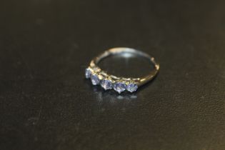 A HALLMARKED 9 CARAT WHITE GOLD TANZANITE RING approx weight 1.5g