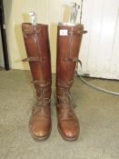 A VINTAGE PAIR OF TAN LEATHER RIDING BOOTS WITH LACE UP FRONT AND BUCKLE FASTEN GAITER SECTION (