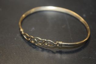 A HALLMARKED 9 CARAT GOLD BANGLE approx weight 4.8g