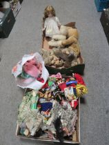 A TRAY OF ASSORTED SOFT TOYS, TOGETHER WITH COLLECTABLE DOLLS AND A BAG OF DOLLS CLOTHES