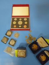 A TRAY OF ASSORTED COINAGE TO INCLUDE A 2002 COIN SET, 2007 £5 COINS , BAG OF CROWNS ETC
