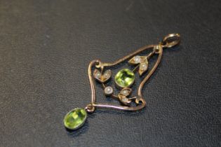 A EDWARDIAN STYLE 9CT GOLD PERIDOT AND SEED PEARL PENDANT approx weight 2.2g