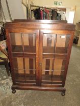 A 20TH CENTURY OAK GLAZED BOOKCASE W-83 CM