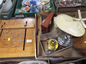 A TRAY OF ASSORTED COLLECTABLES TO INCLUDE VINTAGE SCALES, TOGETHER WITH A VINTAGE GUILLOTINE