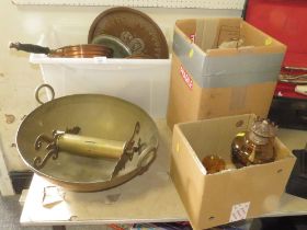 A SMALL COLLECTION OF METAL WARE TO INCLUDE OIL LAMPS, NOVELTY HAND MADE MONEY BOX ETC