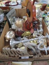 A TRAY OF MODERN DECORATIVE ITEMS TO INCLUDE A SHIPS WHEEL CLOCK