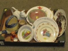 A TRAY OF ASSORTED CERAMICS TO INCLUDE A ROYAL DOULTON BUNNYKINS SANTA CLAUS PLATE