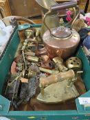 A TRAY OF METAL WARE TO INCLUDE COOPER WARE, BRASS CANDLESTICKS ETC