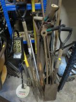 A SELECTION OF GARDEN TOOLS TO INCLUDE A METAL DETECTOR
