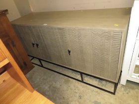 A MODERN GREY THREE DOOR SIDEBOARD W-140 CM