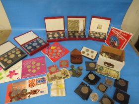 A TRAY OF ASSORTED COLLECTABLE COIN AND NOTES TO INCLUDE A 2003 UNITED KINGDOM CASED PROOF SET