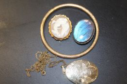 A SMALL QUANTITY OF COSTUME JEWELLERY A GOLD PLATED BANGLE