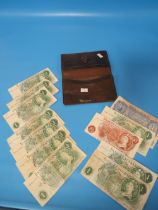 A WALLET OF £1 POUND AND 10 SHILLING BANKNOTES, INCLUDING A BLUE WORLD WAR 2 ISSUE