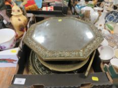 A TRAY OF VINTAGE METAL WARE TO INCLUDE A BRASS MOUNTED WALL OCTAGONAL MIRROR