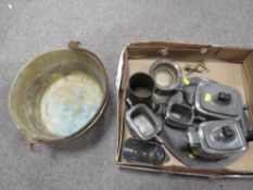 A TRAY OF ASSORTED PEWTER WARE TOGETHER WITH A BRASS JAM PAN