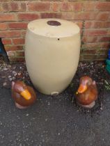 A LARGE STONEWARE BARREL TOGETHER WITH TWO GARDEN FIGURES OF DUCKS (3)