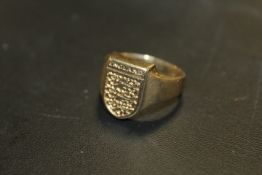 A HALLMARKED 9 CARAT GOLD ENGLAND 3 LIONS RING approx weight 7.2g