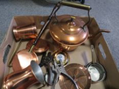 A TRAY OF ASSORTED METAL WARE TO INCLUDE A COPPER KETTLE