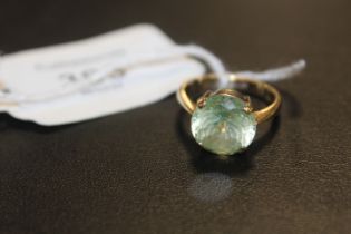 A HALLMARKED 9 CARAT GOLD DRESS RING SET WITH GREEN TOURMALINE STYLE STONE approx weight 4.5g