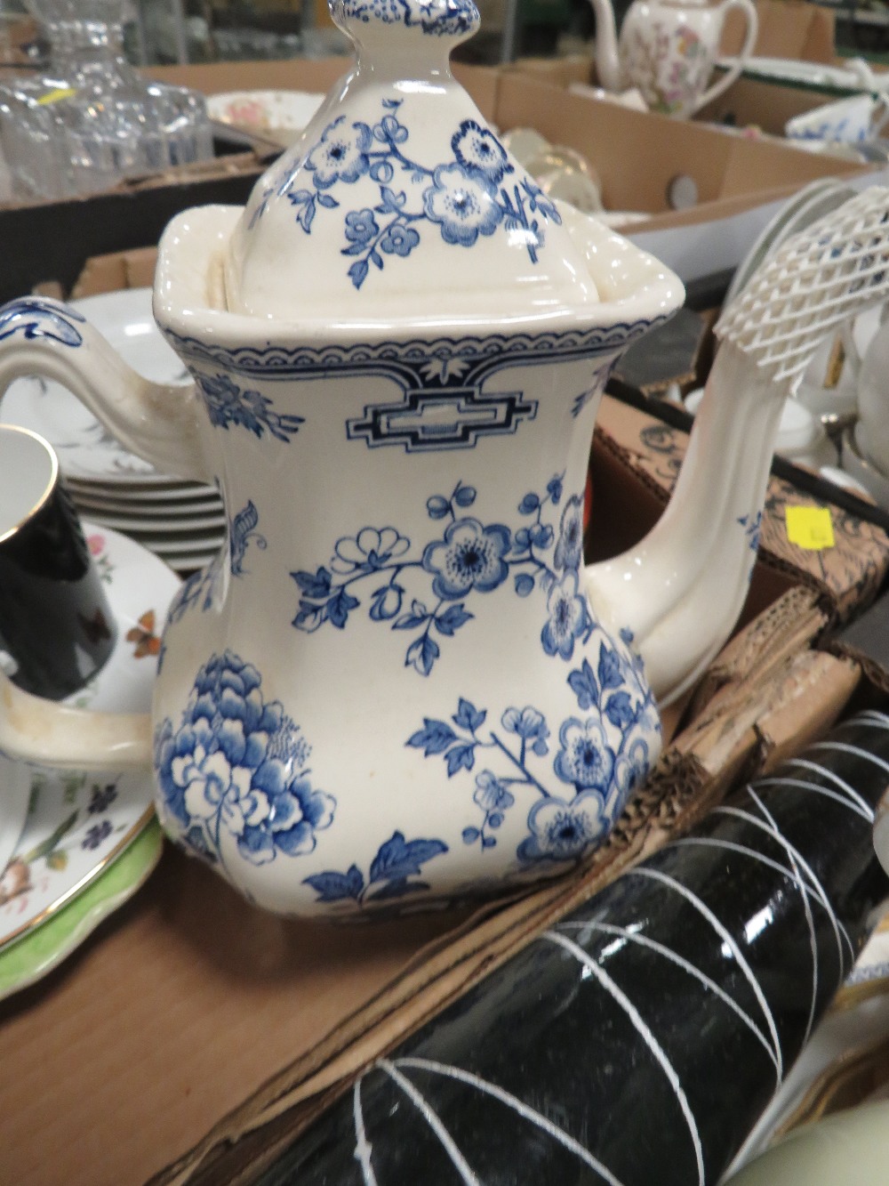 THREE TRAYS OF ASSORTED CERAMICS TO INCLUDE A CUT FOR COFFEE TRIO, ROYAL ALBERT COFFEE CUPS ETC - Image 5 of 5