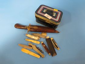 A SMALL TIN OF VARIOUS POCKET KNIVES AND AN INDIA KNIFE WITH CARVED WOOD SCABBARD
