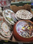A TRAY OF COLLECTORS PLATES TO INCLUDE WEDGWOOD AND ROYAL DOULTON