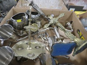 A TRAY OF ASSORTED METAL WARE TO INCLUDE A CRUCIFIX ON STAND ETC
