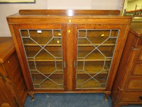 A VINTAGE OAK GLAZED TWO DOOR BOOKCASE W-120 CM