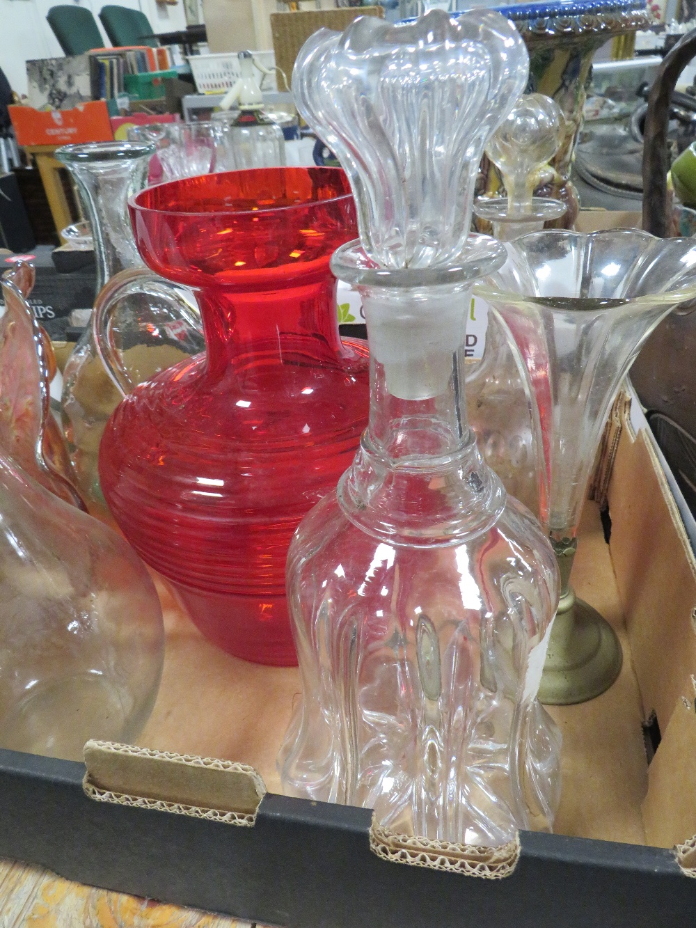 A TRAY OF ASSORTED GLASS WARE TO INCLUDE A RED GLASS JUG - Image 3 of 3