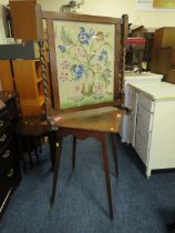 AN OAK BARLEYTWIST SCREEN AND AN OAK OCCASIONAL TABLE (2)